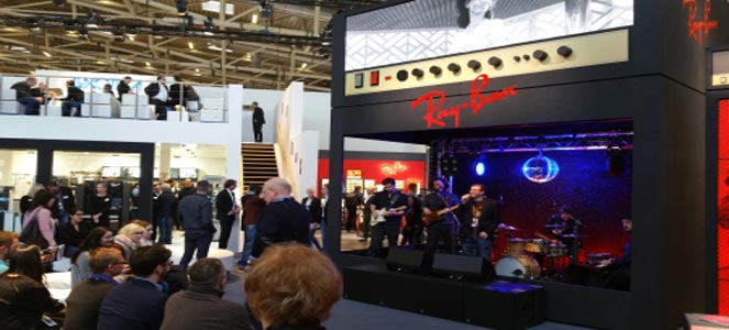 Ray-Ban Standında Konser